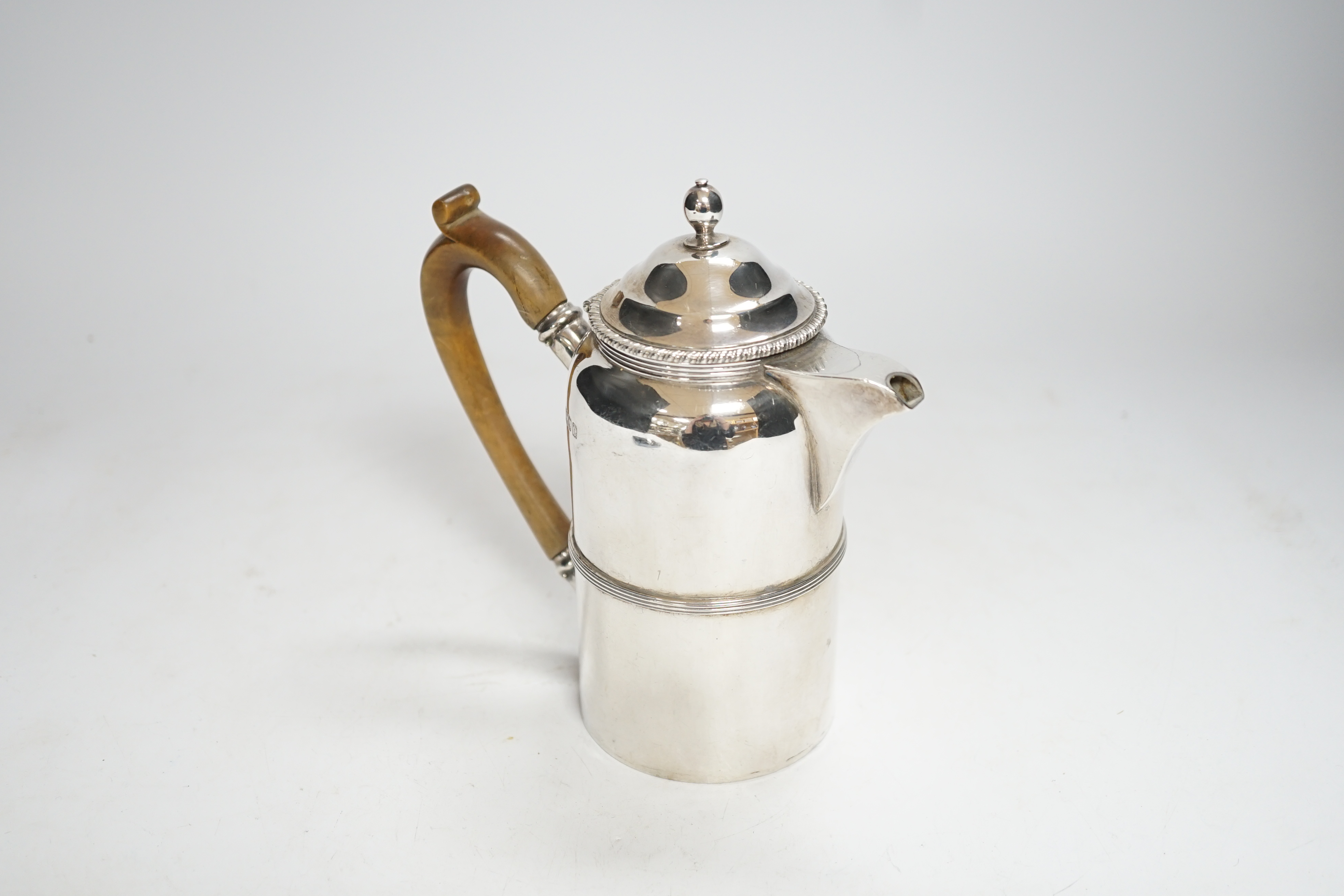 A late Victorian silver hot water pot, Pairpoint Brothers, London, 1900, 15.7cm, gross 10.6oz.